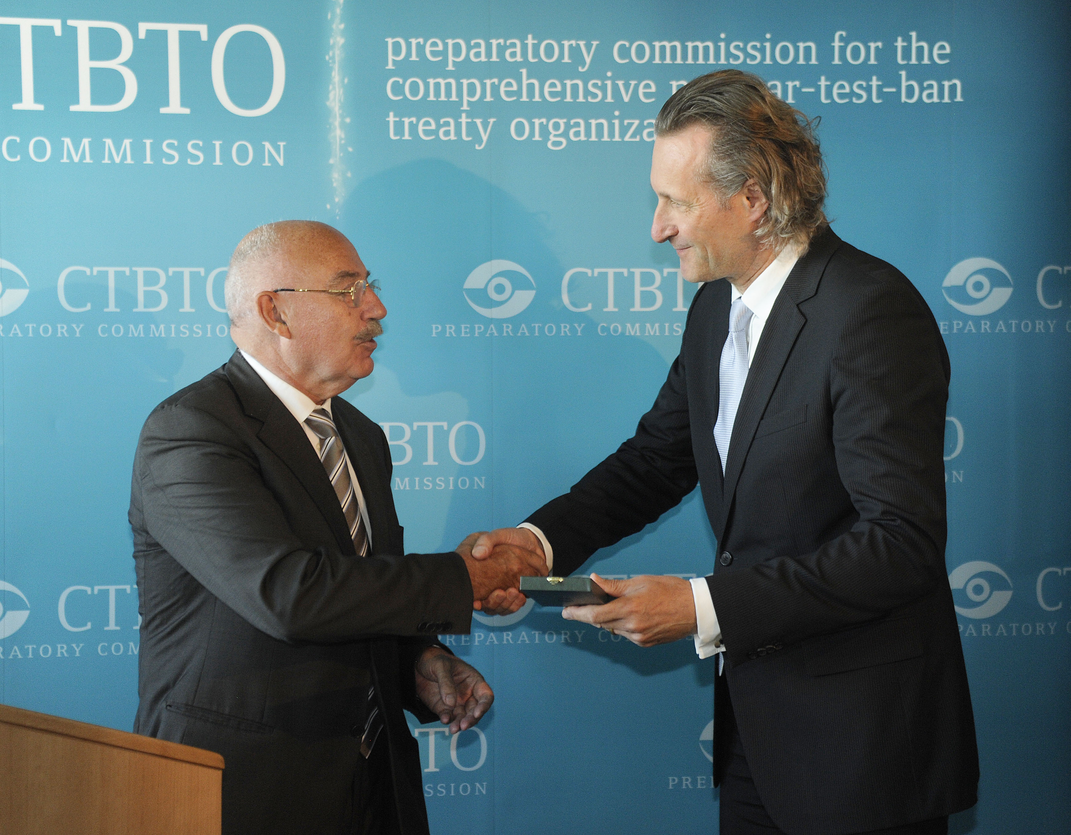 Mr. János Martonyi, Foreign Minister of Hungary presenting the Award to Mr. Tibor Tóth, Executive Secretary of the CTBTO Photo: István Filep