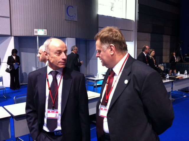 Denis Flory a Nemzetközi Atomenergiai Ügynökség főigazgató helyettese (balra) és Kovács Pál klíma- és energiaügyi államtitkár (jobbra)
