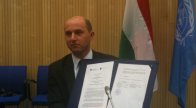 Ünnepélyes aláírási ceremónia a bécsi ENSZ székházban